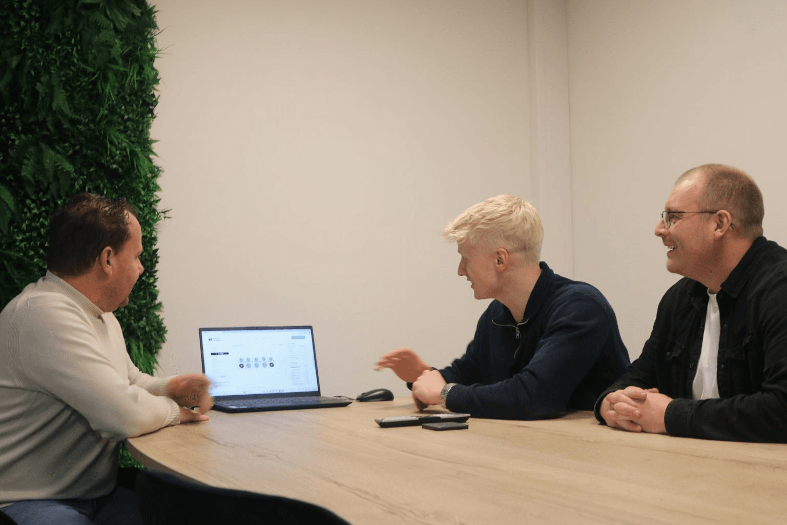 Specialisten van Wisman Group overleggen over een kabelrupsconfiguratie